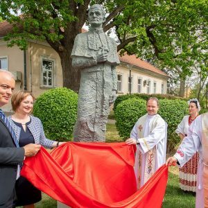 Spomenik11 U Ivanić-Gradu otkriven spomenik nadbiskupu Josipu Jurju Posiloviću