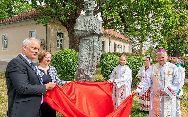 U Ivanić-Gradu otkriven spomenik nadbiskupu Josipu Jurju Posiloviću