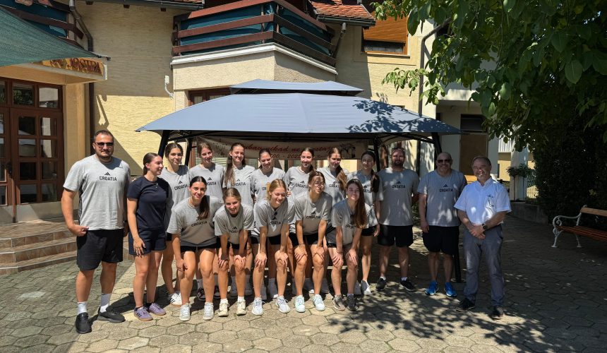 Hrvatska U-16 ženska košarkaška reprezentacija na misnom slavlju u župi sv. Petra apostola u Ivanić-Gradu