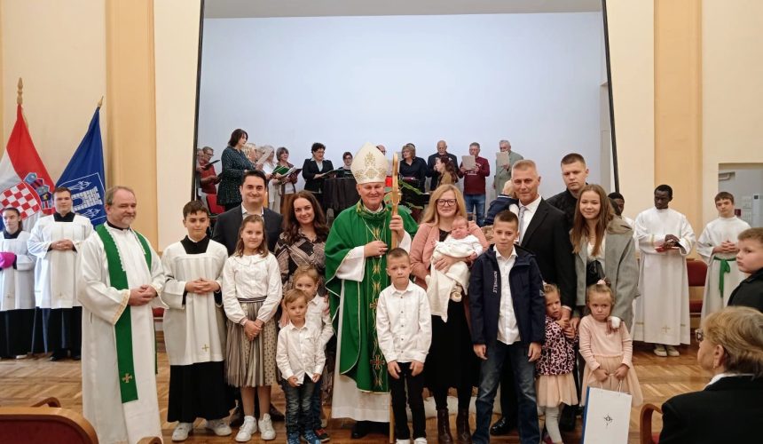 U znaku radosti i vjere: Biskup Košić u Ivanić-Gradu krstio osmo dijete obitelji Nekich
