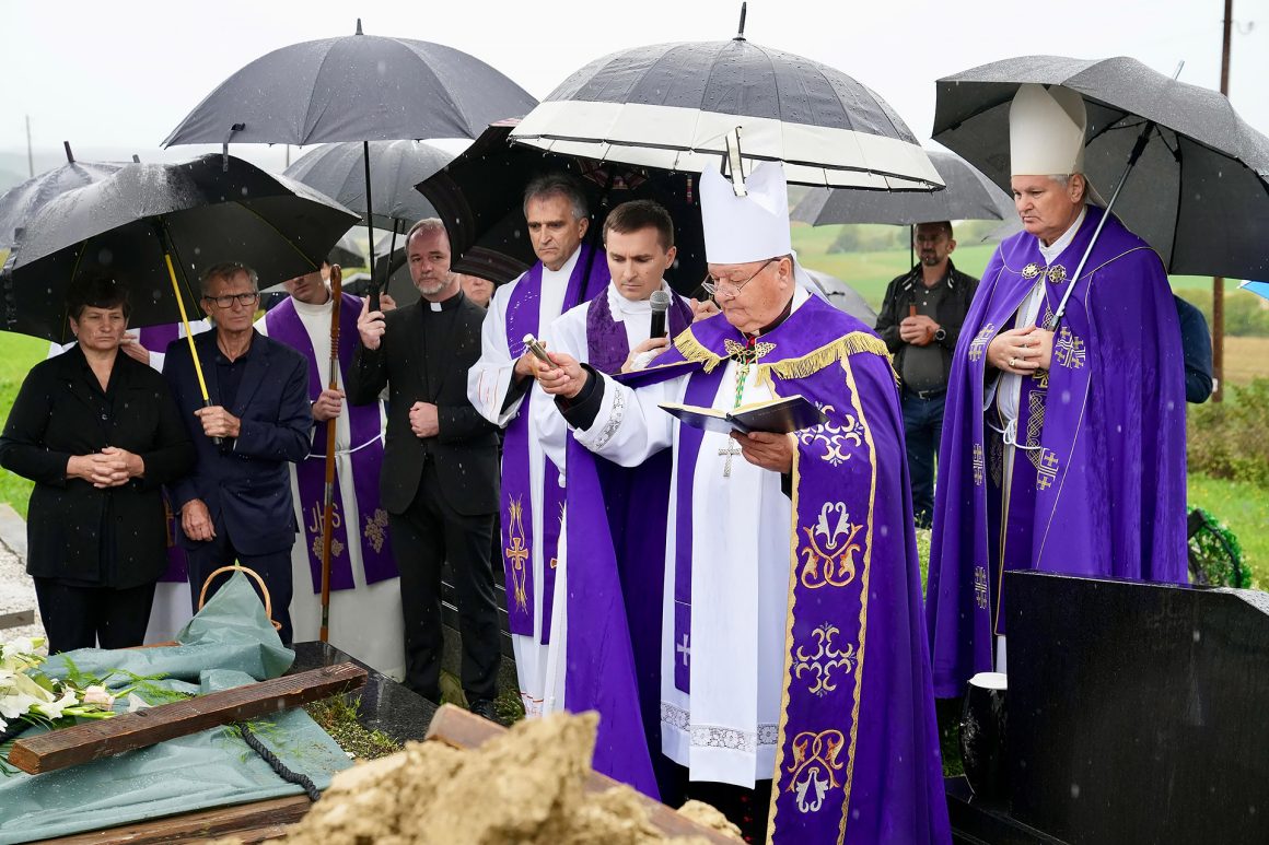 Posljednji ispraćaj Barice Koretić, majke župnika, vlč. Branka Koretića