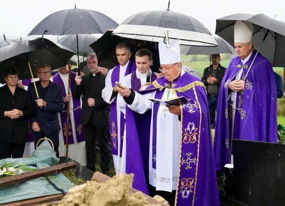 Posljednji ispraćaj Barice Koretić, majke župnika, vlč. Branka Koretića