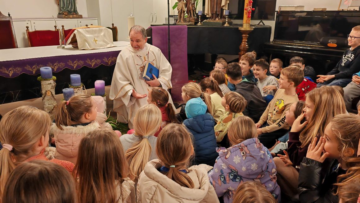 Sv. Nikola je posjetio djecu u župi sv. Petra apostola u Ivanić-Gradu