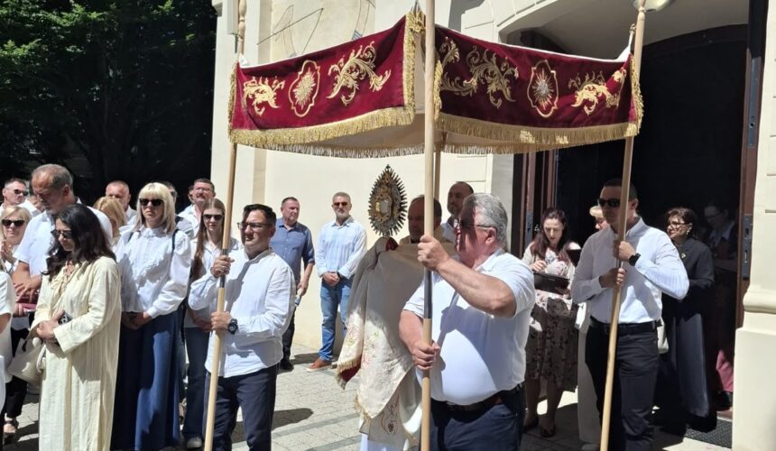 Proslavljena svetkovina Tijelova i tijelovska procesija 4. lipnja 2026. u župi sv. Petra apostola u Ivanić-Gradu