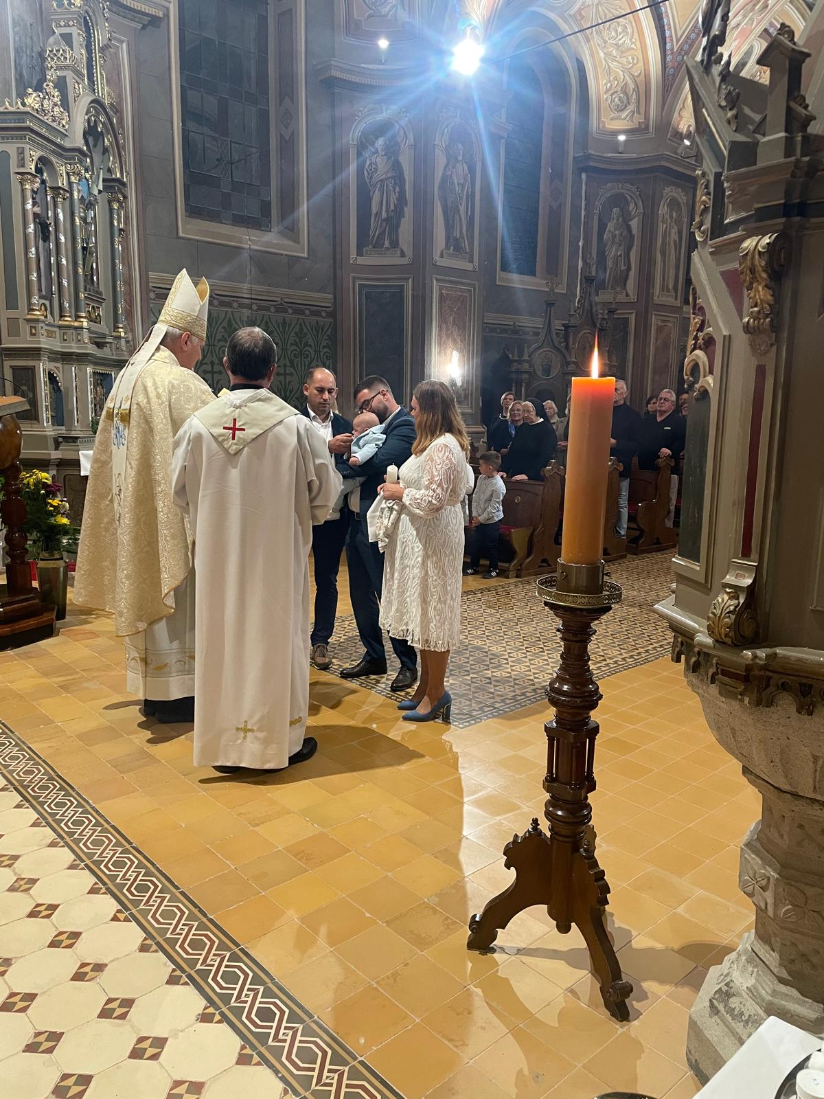 Krštenje Nike Ruževića u župnoj crkvi sv. Petra apostola – fotografija 1