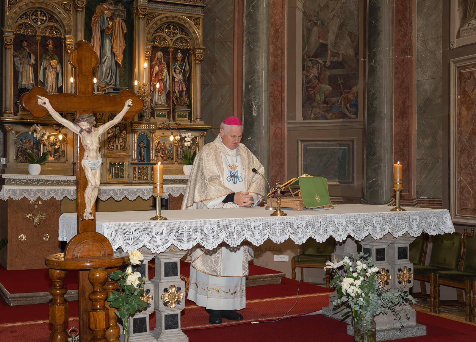 Krštenje Nike Ruževića u župnoj crkvi sv. Petra apostola – fotografija 5
