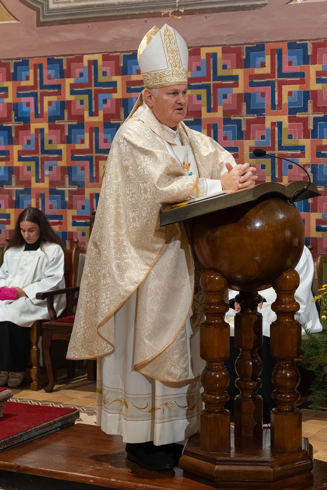 Krštenje Nike Ruževića u župnoj crkvi sv. Petra apostola – fotografija 6