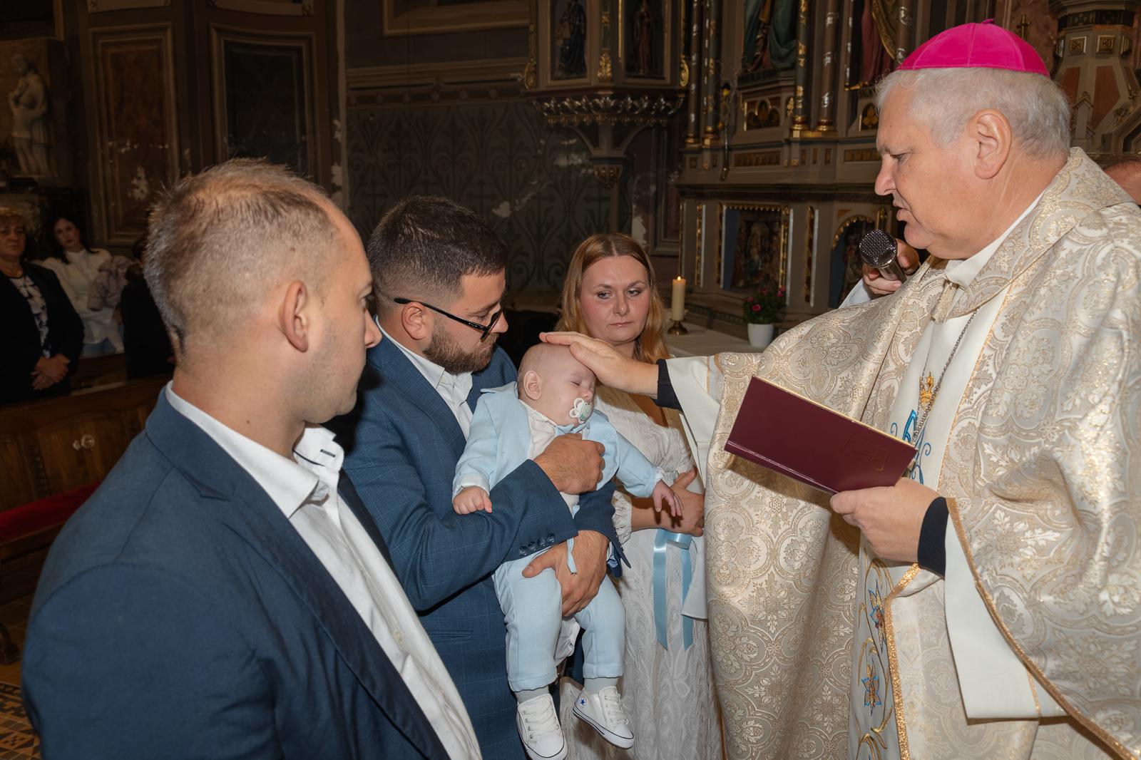 Krštenje Nike Ruževića u župnoj crkvi sv. Petra apostola – fotografija 8