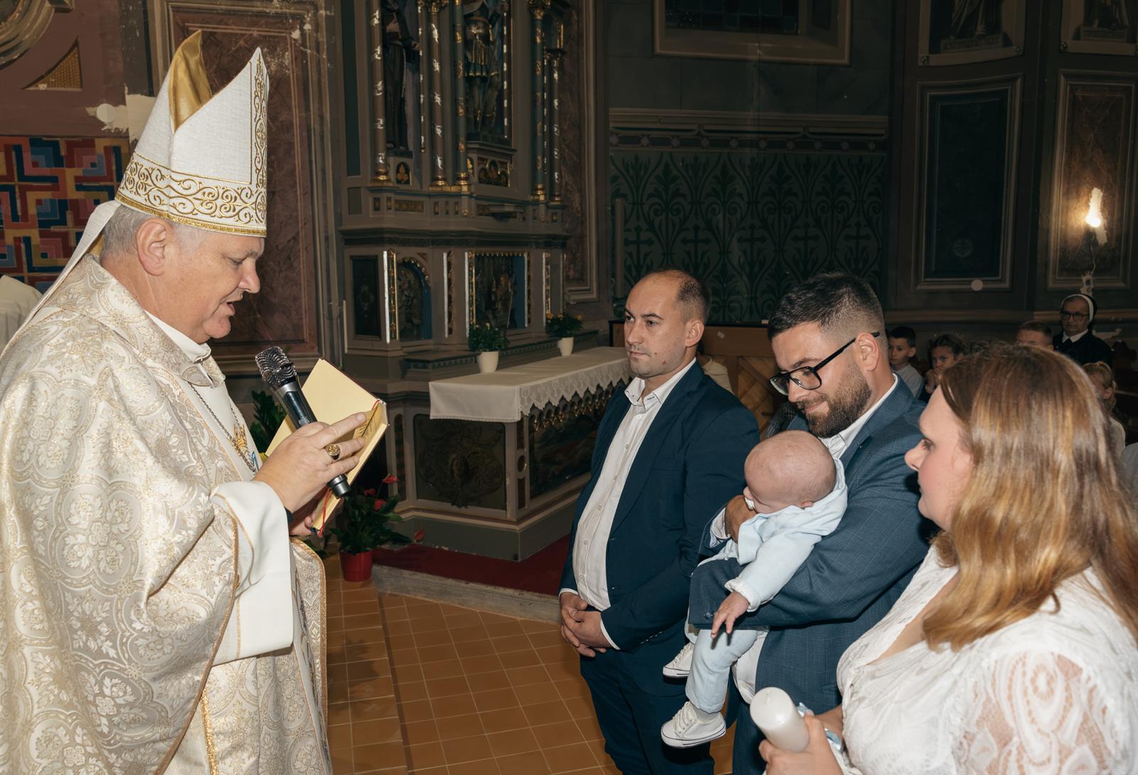 Krštenje Nike Ruževića u župnoj crkvi sv. Petra apostola – fotografija 9