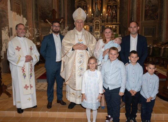 Biskup Vlado Košić s obitelji Ružević u župnoj crkvi sv. Petra apostola nakon krštenja Nike