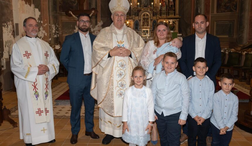 Biskup krstio peto dijete obitelji Ružević u Ivanić-Gradu – fotografija 10 Biskup Vlado Košić s obitelji Ružević u župnoj crkvi sv. Petra apostola nakon krštenja Nike