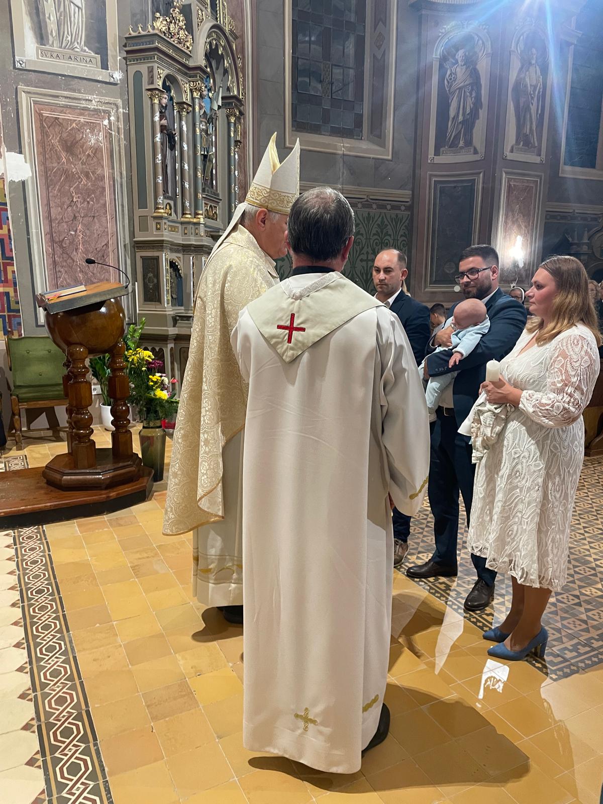 Krštenje Nike Ruževića u župnoj crkvi sv. Petra apostola – fotografija 11