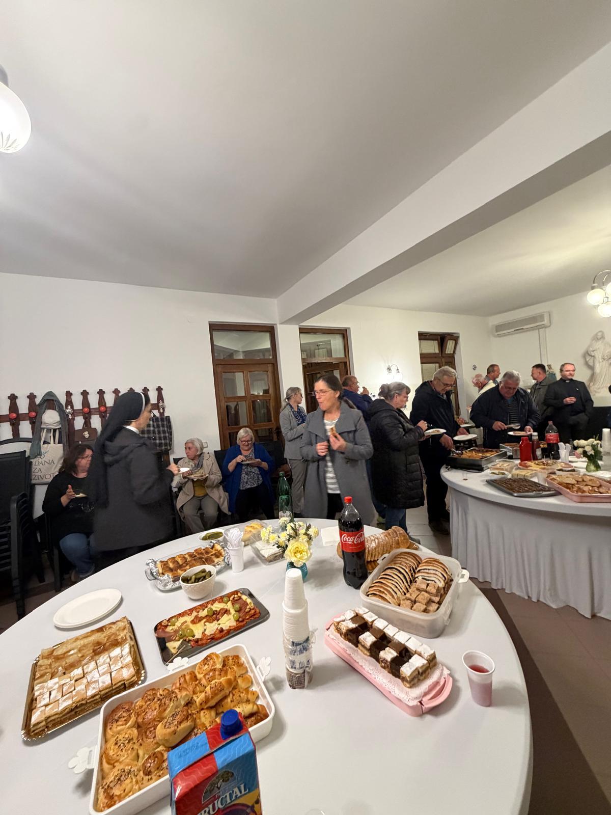 Druženje članova Marijine legije i gostiju povodom 400. susreta