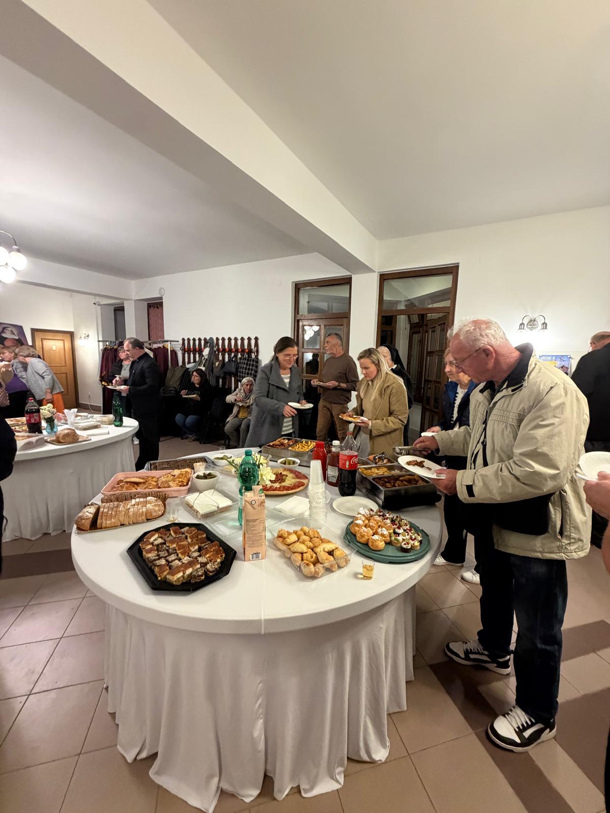 Druženje članova Marijine legije i gostiju povodom 400. susreta