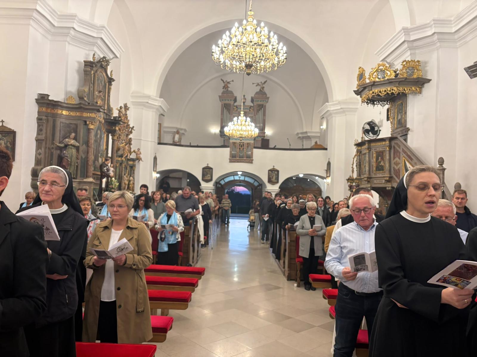Vjernici na slavlju sv. Franje u crkvi u Kloštar Ivaniću