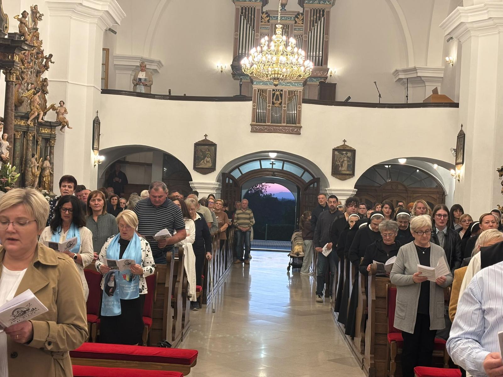Vjernici na slavlju sv. Franje u crkvi u Kloštar Ivaniću