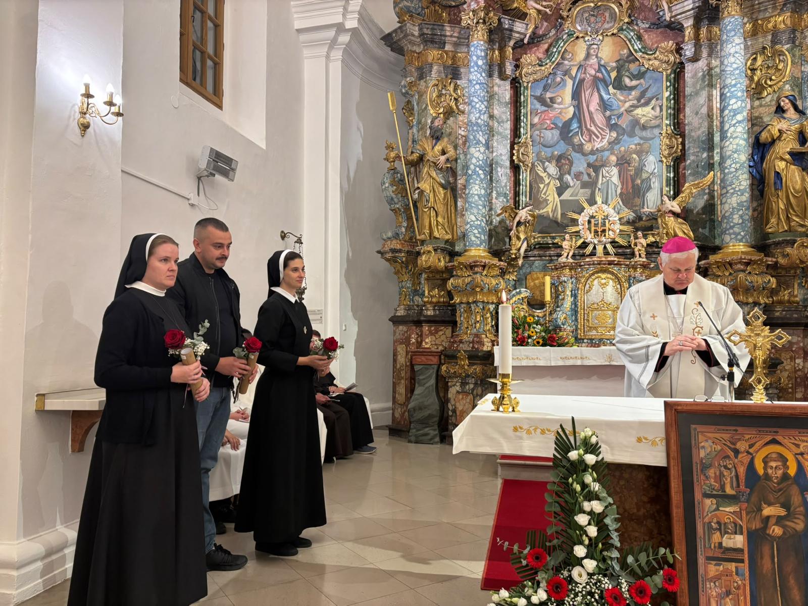 Biskup Vlado Košić pred oltarom tijekom obreda preminuća sv. Franje