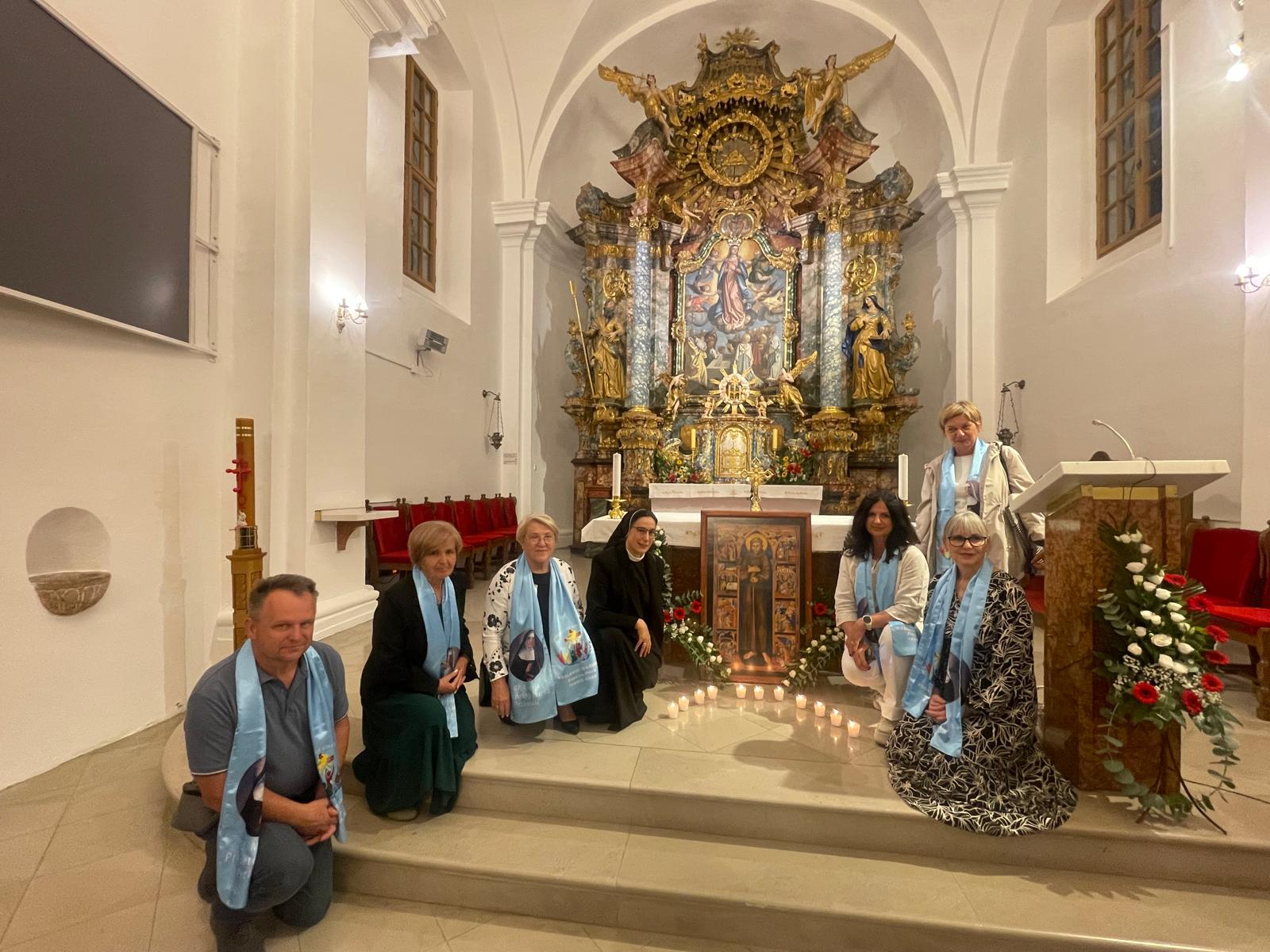 Poslanici Milosrđa okupljeni ispred oltara u Kloštar Ivaniću