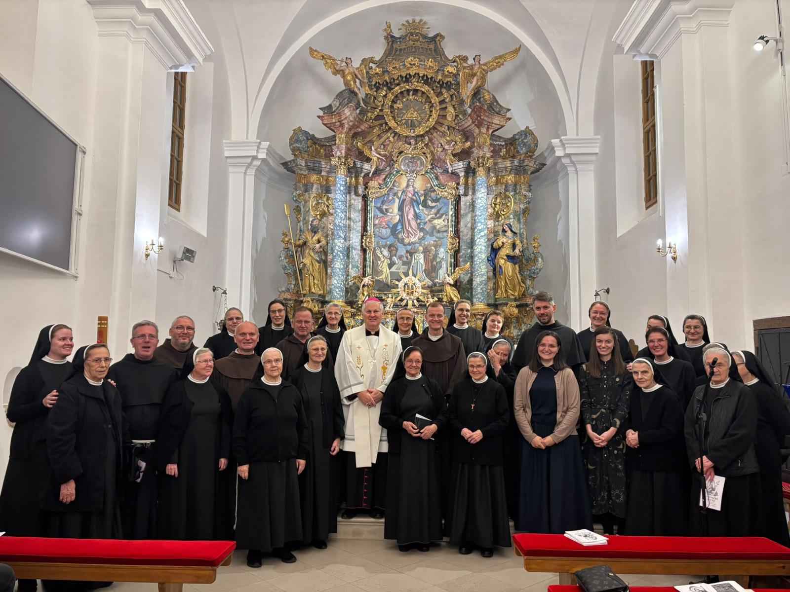 Zajednička fotografija sudionika slavlja sv. Franje u Kloštar Ivaniću