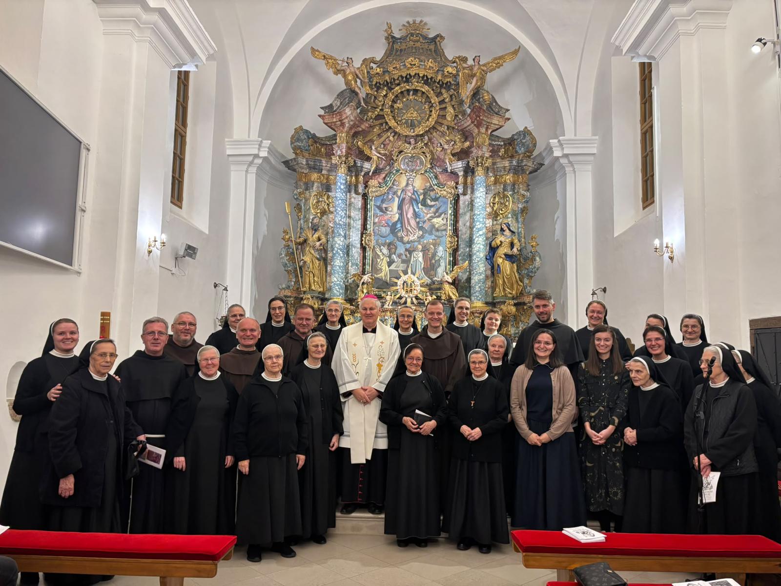 Zajednička fotografija sudionika slavlja sv. Franje u Kloštar Ivaniću