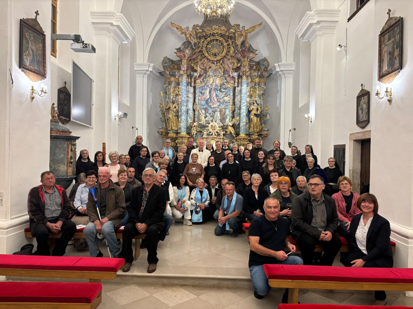 Zajednička fotografija sudionika slavlja sv. Franje u Kloštar Ivaniću
