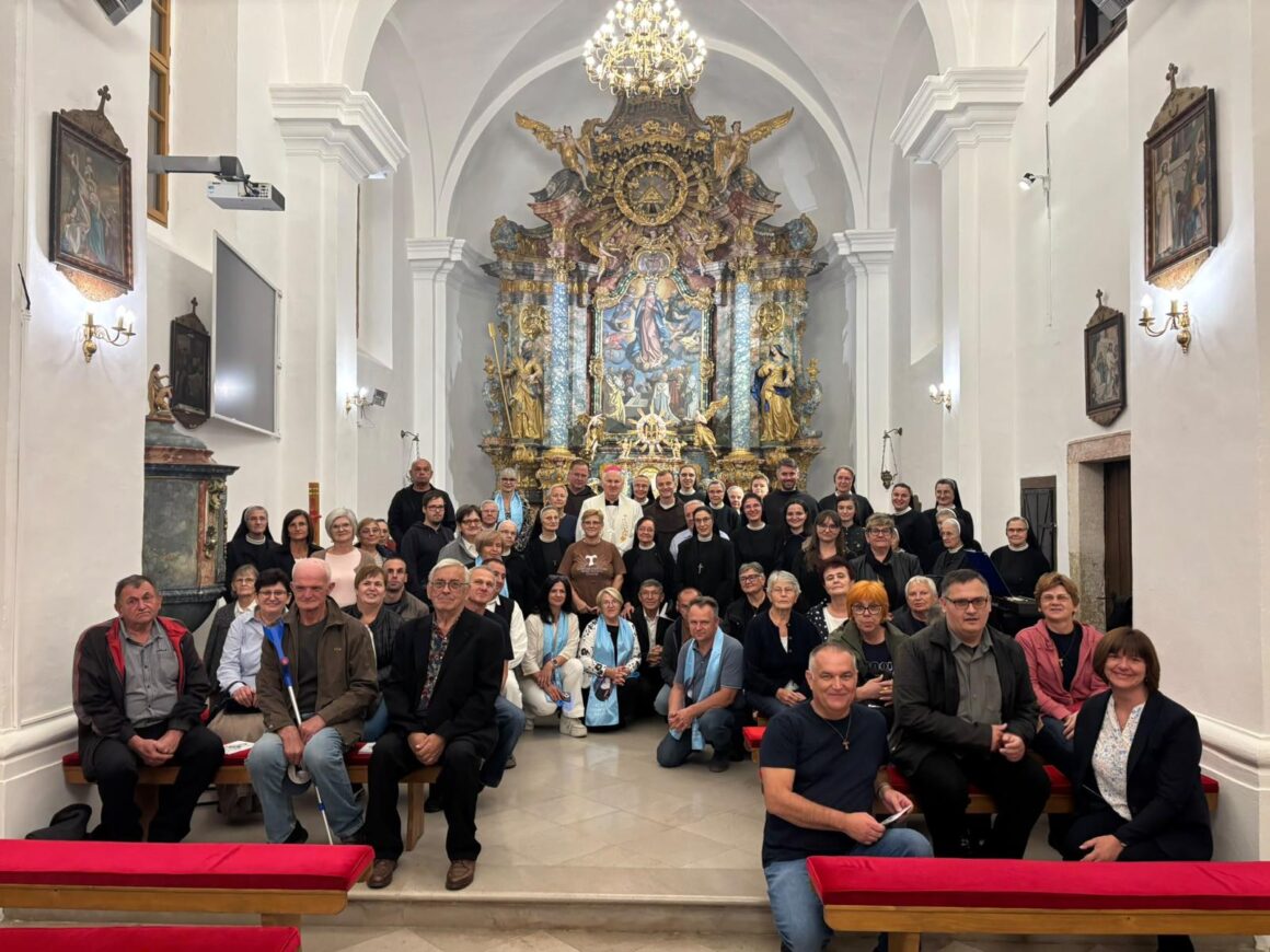 Poslanici Milosrđa proslavili blagdan sv. Franje – fotografija 16 Zajednička fotografija sudionika slavlja sv. Franje u Kloštar Ivaniću
