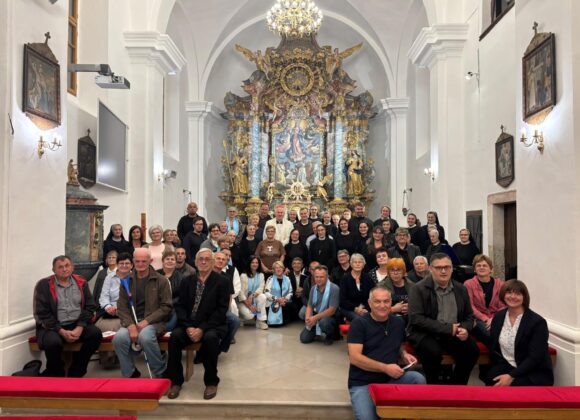 Zajednička fotografija sudionika slavlja sv. Franje u Kloštar Ivaniću