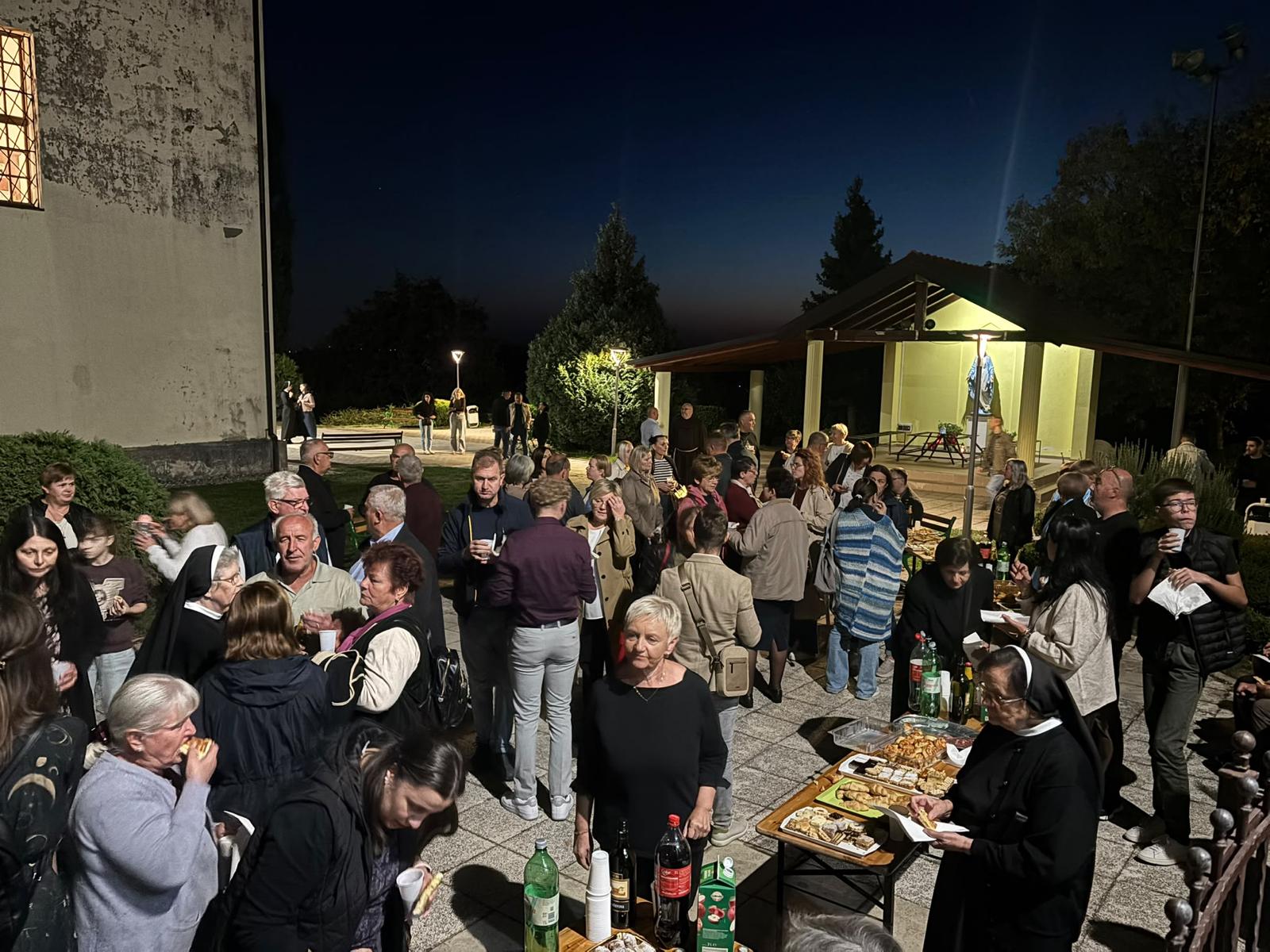 Druženje sudionika nakon slavlja sv. Franje u župnom dvorištu