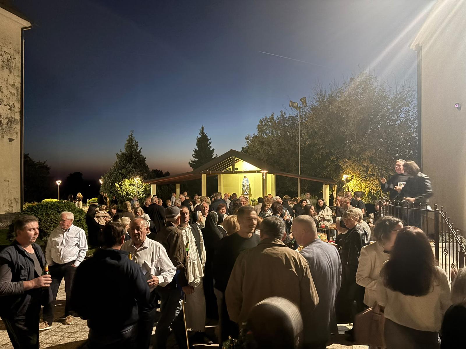 Druženje sudionika nakon slavlja sv. Franje u župnom dvorištu