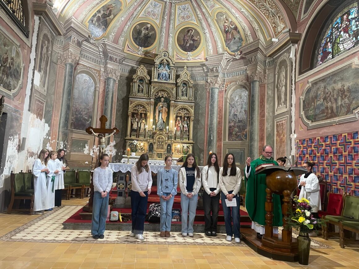 Zaziv Duha Svetoga – skupina učenika sa župnikom u Ivanić-Gradu
